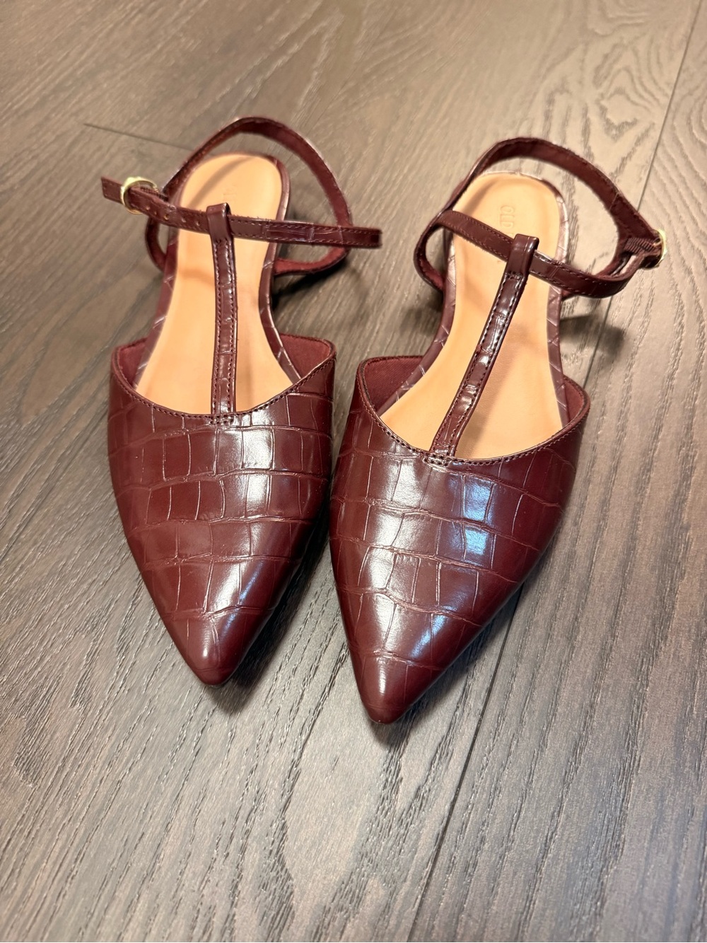 ON Women’s Burgundy T-Strap Croc-Embossed Flat - Picture 2 of 5